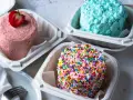 Bento Cake przepis: różowy z truskawką, kolorowy z posypką i turkusowy z dekoracją z kremu. Idealne na małe świętowanie.