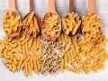 Różne rodzaje makaronu: kolanka, penne, serduszka, fusilli i kokardki. Wybór między makaronem z samopszy czy z płaskurki zależy od preferencji.