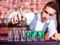 Barman nalewa zielony shot. Chcesz wiedzieć, jak zostać barmanem? To pierwszy krok do mistrzostwa!