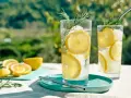 Orzeźwiający drink bezalkoholowy mocktail z cytryną i rozmarynem, obok klasycznego koktajlu. Idealny na upalne dni.