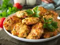 Placuszki z resztek pieczonego kurczaka, pomidorów i ziół. Idealne danie, by dowiedzieć się, co zrobić na obiad z resztek pieczonego kurczaka.