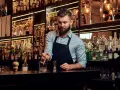 Ile zarabia barman w restauracji? Prawdziwe liczby i napiwki!