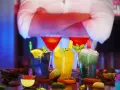 Kolorowe drinki na barze. Zastanawiasz się, ile zarabia barman w kasynie?