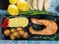 Grillowany łosoś z ziemniaczkami, cytryną i szparagami to idealny pomysł na obiad.