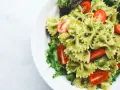 Makaron farfalle z pesto, pomidorkami koktajlowymi i sałatą. Idealny pomysł, co jeść na obiad żeby schudnąć.