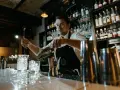 Barman w Gdańsku przygotowuje drinka. Zastanawiasz się, ile zarabia barman w Gdańsku?