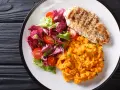 Grillowana pierś kurczaka z purée z batatów i sałatką z pomidorkami. Świetna alternatywa, co zamiast ziemniaków na obiad.