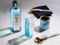 Butelka Bombay Sapphire, szklanka z lodem i drinkiem, puszka z farbą i pędzle. Jak pić blue gin? Stwórz własny drink!