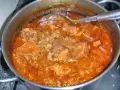 Gulasz wołowy w garnku, pachnący i sycący. Czy to gulasz wieprzowy? Trudno odróżnić po tym aromacie!