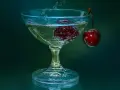 Gin lubelski czy Seagram’s do domowych drinków? W kieliszku bąbelki unoszą się wokół wiśni, tworząc orzeźwiającą kompozycję.
