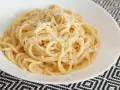 Pyszne Spaghetti Carbonara przepis. Kremowy sos, parmezan i czarny pieprz na idealnie ugotowanym makaronie.