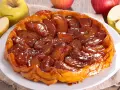 Owoce pod kruszonką, czyli pyszna tarta tatin z karmelizowanymi jabłkami i chrupiącym ciastem.