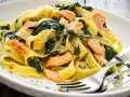 Makaron tagliatelle z łososiem i szpinakiem. Pyszny pomysł na obiad, który zadowoli każdego smakosza.