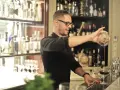 Barman po kursie przygotowuje drinka. Zastanawiasz się, ile zarabia barman po kursie?