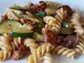 Fusilli z cukinią i suszonymi pomidorami, danie pełne smaku i kolorów.