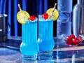 Dwa orzeźwiające drinki Blue Lagoon z cytryną i wiśnią, idealne na letnie wieczory. Oto przepis na ten niebieski raj!