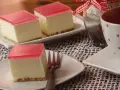 Idealny sernik na zimno z galaretką, który zachwyci każdego. Prosty przepis na pyszny deser.