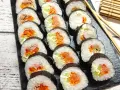 Pyszne rolki sushi z łososiem, tuńczykiem i warzywami. Idealny przepis na domowe sushi.
