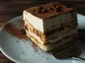 Pyszny deser tiramisu, idealny gdy szukasz alternatywy dla amaretto. Kremowy, z kawą i kakao.