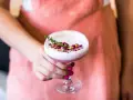 Różowy drink z płatkami róży i gałązką tymianku. To idealna alternatywa dla gin z tonikiem, gdy masz ochotę na gin z różową lemoniadą.