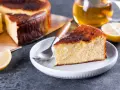Kawałek pysznego, pieczonego sernika z cytryną i herbatą. Idealny wybór, czy wolisz sernik pieczony czy na zimno?