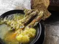 Kapuśniak ze świeżej kapusty czy kwaśnica? Aromatyczna zupa z żeberkami, ziemniakami i kiszoną kapustą, podana z ciemnym chlebem.
