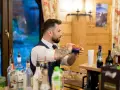 Barman przygotowuje drinki na wesele. Sprawdź nasz drink bar na wesele cennik i zamów najlepsze koktajle!