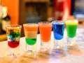 Shot z grenadyną: Zaskocz gości! Przepisy na kolorowe warstwy.