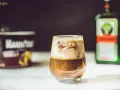 Pyszny drink z Jägermeisterem i lodami waniliowymi. Idealny na wieczór.
