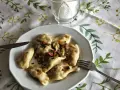 Pyszne pierogi z boczkiem i cebulką, gotowe do jedzenia. Idealny przepis na obiad.