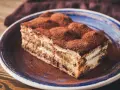 Pyszny kawałek tiramisu, idealny na deser. Ten przepis na tiramisu zachwyci każdego!