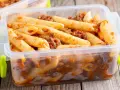 Penne z sosem bolońskim w pojemniku. Idealne rozwiązanie, jak przechować ugotowany makaron na później.