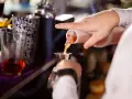 Barman w Toruniu precyzyjnie nalewa alkohol. Zastanawiasz się, ile zarabia barman w Toruniu?