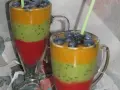 Kolorowy koktajl z nektarynek, kiwi i truskawek, zwieńczony borówkami. Idealny na orzeźwienie!