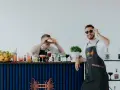 Dwóch barmanów przy weselnym barze z drinkami. Zastanawiasz się, o co pytać barmana na wesele?