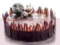 Elegancki tort czekoladowy ozdobiony czekoladowymi piórami i marmurkowymi kulami. Inspiracja, jak ozdobić tort czekoladowy.