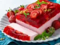 Truskawkowy deser z galaretką i pianką to idealna propozycja, co na deser zamiast ciasta. Świeże owoce i pistacje dodają mu uroku.