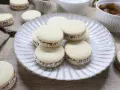 Pyszne domowe alfajores z kajmakiem i wiórkami kokosowymi. Idealne na deser, zgodnie z przepisem na alfajores.