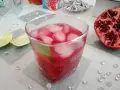 Orzeźwiający drink z sokiem z granatu, lodem i limonką. Idealny na letnie popołudnie.