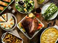 Wielkanocny obiad: pieczona szynka, łosoś, sałatka, pieczone ziemniaki, makaron z serem i ciasto marchewkowe.