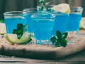 Orzeźwiający blue curacao drink z miętą i limonką, podany na lodzie. Idealny na letnie wieczory.