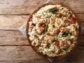 Pyszne danie z makaronem orzo, kurczakiem i suszonymi pomidorami. Idealne, gdy zastanawiasz się, jak gotować makaron orzo.