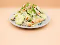 Makaron z cukinii przepis: penne w kremowym sosie z plasterkami cukinii, posypane natką pietruszki i pieprzem.