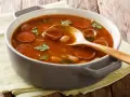 Gęsta zupa z fasolą, kiełbasą i natką pietruszki. Czy to fasolka po bretońsku, czy może chilli con carne?