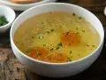 Aromaticzny rosół przepis na rozgrzewający bulion z marchewką i natką pietruszki, idealny na chłodne dni.