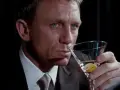 James Bond z niebieskimi oczami i drinkiem w dłoni. Czy martini wstrząśnięte czy zmieszane?