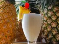 Rum z sokiem ananasowym: Przepisy na drinki, Piña Colada i więcej