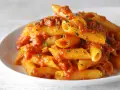 Penne Arrabbiata przepis na pikantny makaron z sosem pomidorowym i czosnkiem, posypany natką pietruszki.