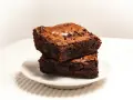 Dwa pyszne brownie z kawałkami czekolady, idealne na deser. Ten brownie przepis jest prosty i szybki.