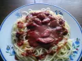 Spaghetti z sosem pomidorowym i kiełbasą, idealne na szybki obiad. Ten przepis na spaghetti po niemiecku jest prosty i pyszny.